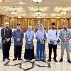 Ketua Kafilah Aceh yang juga Kepala Dinas Syariat Islam Aceh, Dr. Misran Fuadi, S.Ag., M.AP., foto bersama peserta dan official Kafilah Aceh pada pelaksanaan MTQ Nasional XXXI Tahun 2026 di Kota Semarang, Minggu (13/9/2026). Foto: Dok. Istimewa
