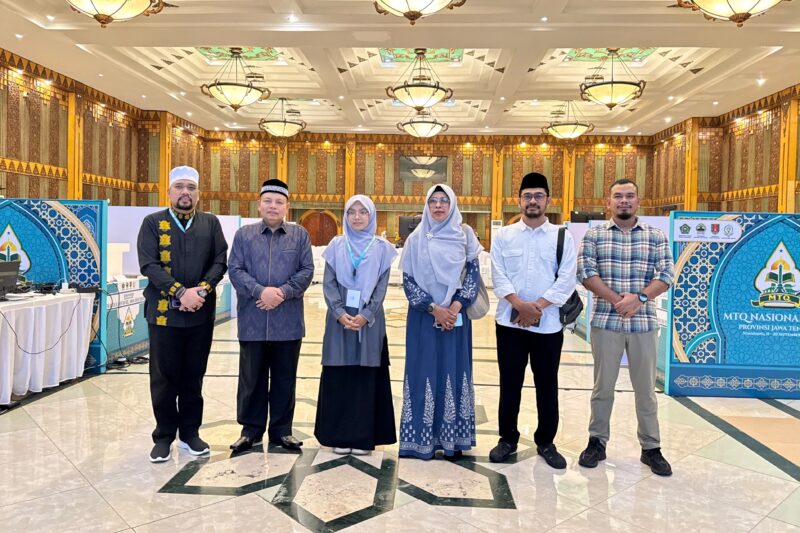 Ketua Kafilah Aceh yang juga Kepala Dinas Syariat Islam Aceh, Dr. Misran Fuadi, S.Ag., M.AP., foto bersama peserta dan official Kafilah Aceh pada pelaksanaan MTQ Nasional XXXI Tahun 2026 di Kota Semarang, Minggu (13/9/2026). Foto: Dok. Istimewa 