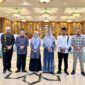 Ketua Kafilah Aceh yang juga Kepala Dinas Syariat Islam Aceh, Dr. Misran Fuadi, S.Ag., M.AP., foto bersama peserta dan official Kafilah Aceh pada pelaksanaan MTQ Nasional XXXI Tahun 2026 di Kota Semarang, Minggu (13/9/2026). Foto: Dok. Istimewa 