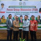 Wakil Bupati Aceh Barat Said Fadheil menyerahkan cenderamata kepada perwakilan panitia dalam kegiatan FGD Pengoperasian Wilayah Pertambangan Rakyat (WPR) di Aula Parkside Meuligo Hotel Meulaboh, Kamis (24/9/2026). Foto: Dok. Istimewa