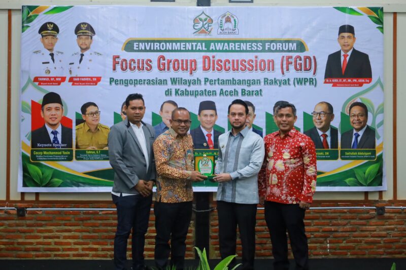 Wakil Bupati Aceh Barat Said Fadheil menyerahkan cenderamata kepada perwakilan panitia dalam kegiatan FGD Pengoperasian Wilayah Pertambangan Rakyat (WPR) di Aula Parkside Meuligo Hotel Meulaboh, Kamis (24/9/2026). Foto: Dok. Istimewa 