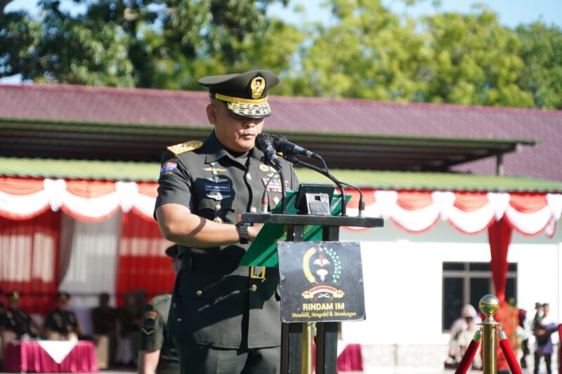 Kasdam IM Brigjen TNI Dwi Sasongko menyampaikan amanat Pangdam IM pada upacara penutupan Dikmata Infanteri TNI AD Gelombang II TA 2026 di Rindam Iskandar Muda, Aceh Besar, Rabu (9/9/2026). Foto: Dok. Istimewa 