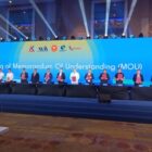 Direktur Utama PT Pembangunan Aceh (Perseroda) Faisal Ilyas menandatangani Memorandum of Understanding (MoU) dengan perwakilan perusahaan internasional dalam ajang Langkawi International Agriculture & Aquaculture Conference (LIAA) 2026 di Langkawi, Malaysia, Jumat (18/9/2026). Foto: Dok. Humas PT PEMA