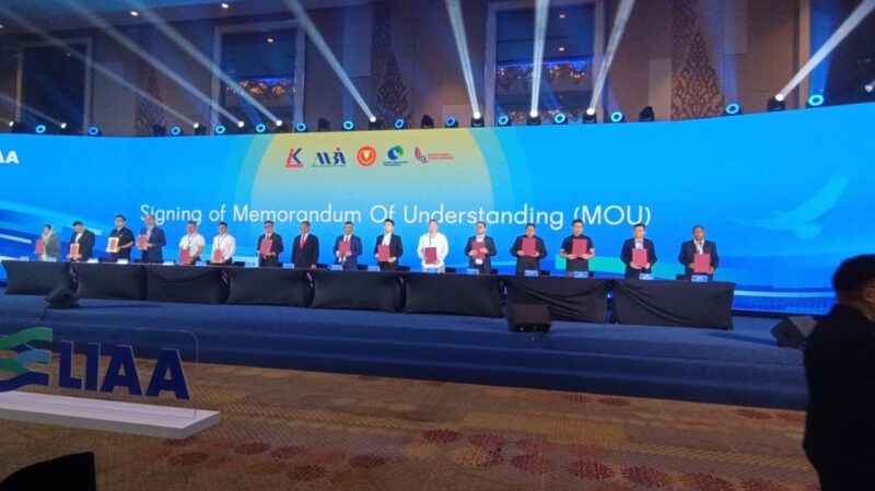 Direktur Utama PT Pembangunan Aceh (Perseroda) Faisal Ilyas menandatangani Memorandum of Understanding (MoU) dengan perwakilan perusahaan internasional dalam ajang Langkawi International Agriculture & Aquaculture Conference (LIAA) 2026 di Langkawi, Malaysia, Jumat (18/9/2026). Foto: Dok. Humas PT PEMA