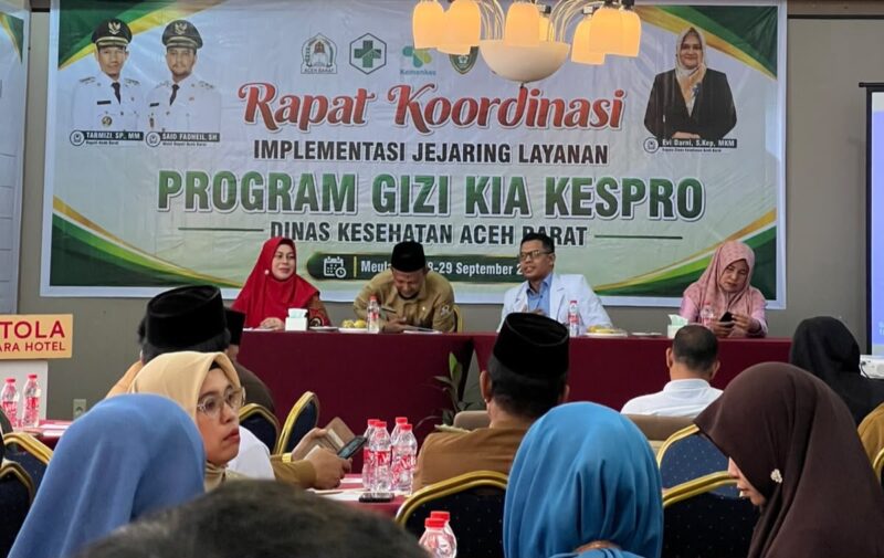 Asisten Pemerintahan, Keistimewaan Aceh dan Kesejahteraan Rakyat Setdakab Aceh Barat Ruswaidi membuka kegiatan koordinasi implementasi jejaring layanan program gizi, kesehatan ibu dan anak, serta kesehatan reproduksi di Tiara Hotel Meulaboh, Senin (28/9/2026). Foto: Dok. Istimewa 