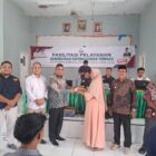 Petugas menyerahkan dokumen administrasi kependudukan kepada warga dalam kegiatan Fasilitasi Pelayanan Administrasi Kependudukan Terpadu di Aceh Barat, Kamis (24/9/2026). Foto: Dok. Istimewa