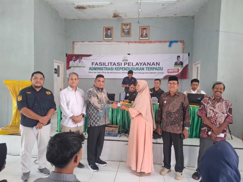 Petugas menyerahkan dokumen administrasi kependudukan kepada warga dalam kegiatan Fasilitasi Pelayanan Administrasi Kependudukan Terpadu di Aceh Barat, Kamis (24/9/2026). Foto: Dok. Istimewa 