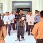 Asisten Administrasi Umum Setdakab Aceh Barat Safrizal, SP., M.Sc., mewakili Bupati Aceh Barat melepas 25 siswa-siswi terbaik Aceh Barat yang akan mengikuti Asia Pacific Olympiad Championship (APOC) 2026 di Trengganu, Malaysia, Jumat (4/9/2026). Foto: Dok. Istimewa