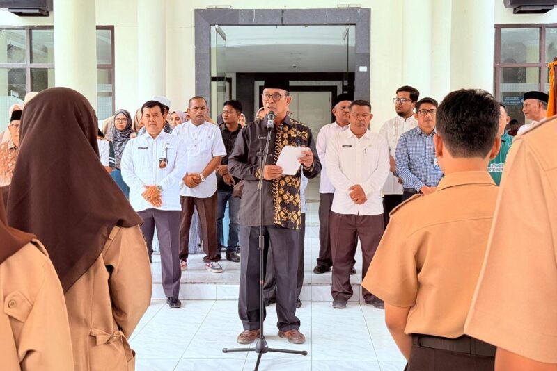 Asisten Administrasi Umum Setdakab Aceh Barat Safrizal, SP., M.Sc., mewakili Bupati Aceh Barat melepas 25 siswa-siswi terbaik Aceh Barat yang akan mengikuti Asia Pacific Olympiad Championship (APOC) 2026 di Trengganu, Malaysia, Jumat (4/9/2026). Foto: Dok. Istimewa 