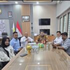 Sekda Aceh Besar Bahrul Jamil, S.Sos., M.Si., menerima audiensi pengurus SMSI Aceh Besar di ruang kerjanya, Kota Jantho, Selasa (15/9/2026). Foto: Dok. SMSI Aceh Besar