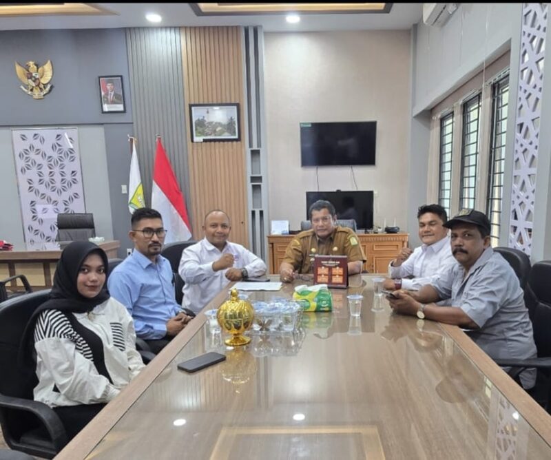 Sekda Aceh Besar Bahrul Jamil, S.Sos., M.Si., menerima audiensi pengurus SMSI Aceh Besar di ruang kerjanya, Kota Jantho, Selasa (15/9/2026). Foto: Dok. SMSI Aceh Besar