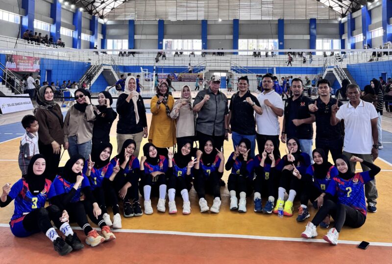 Jajaran tim dan atlet voli putri Kota Banda Aceh berfoto bersama usai memastikan kelolosan ke PORA XIV 2026 di Aceh Jaya, Selasa (8/9/2026). Foto: Dok. Istimewa 