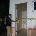 Petugas Polsek Mesjid Raya bersama Unit Inafis Satreskrim Polresta Banda Aceh melakukan penanganan dan olah TKP terkait penemuan warga meninggal dunia di kamar mandi TK Malahayati, Gampong Neuheun, Minggu (20/9/2026) malam. Foto: Dok. Istimewa