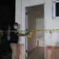Petugas Polsek Mesjid Raya bersama Unit Inafis Satreskrim Polresta Banda Aceh melakukan penanganan dan olah TKP terkait penemuan warga meninggal dunia di kamar mandi TK Malahayati, Gampong Neuheun, Minggu (20/9/2026) malam. Foto: Dok. Istimewa 