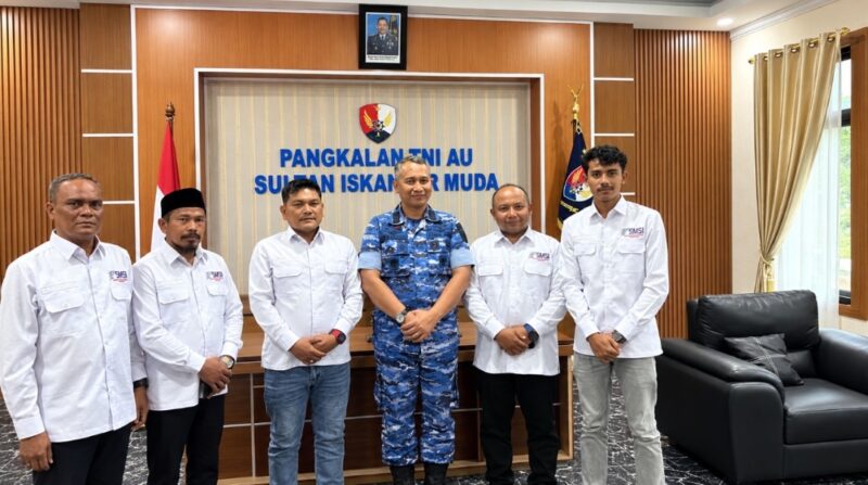 Ketua SMSI Aceh Besar Zulfikar, S.Pd., bersama pengurus saat melakukan audiensi dan silaturahmi dengan Danlanud Sultan Iskandar Muda Kolonel Pnb Suryo Anggoro, M.Tr.(Han), Rabu (23/9/2026), di Lanud SIM. Foto: Dok. SMSI Aceh Besar