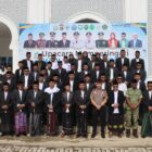 Bupati Pidie Jaya, H. Sibral Malasyi, foto bersama dengan para santri, alim ulama, dan jajaran Forkopimda usai upacara peringatan Hari Santri Nasional 2026 di Meureudu, Kamis (22/10/2026). Foto: Dok. Istimewa