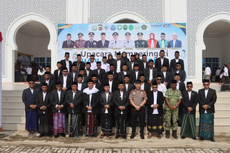 Bupati Pidie Jaya, H. Sibral Malasyi, foto bersama dengan para santri, alim ulama, dan jajaran Forkopimda usai upacara peringatan Hari Santri Nasional 2026 di Meureudu, Kamis (22/10/2026). Foto: Dok. Istimewa 
