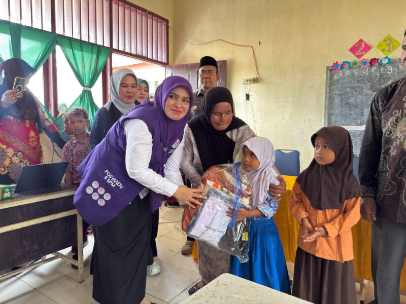 Ketua Posyandu Kabupaten Aceh Barat, Afrinda Novalia, menyerahkan bantuan perlengkapan sekolah kepada siswa terdampak bencana hidrometeorologi di SDN Alue Lhok, Kecamatan Pante Ceureumen, Kamis (29/10/2026). Foto: Dok. Istimewa 