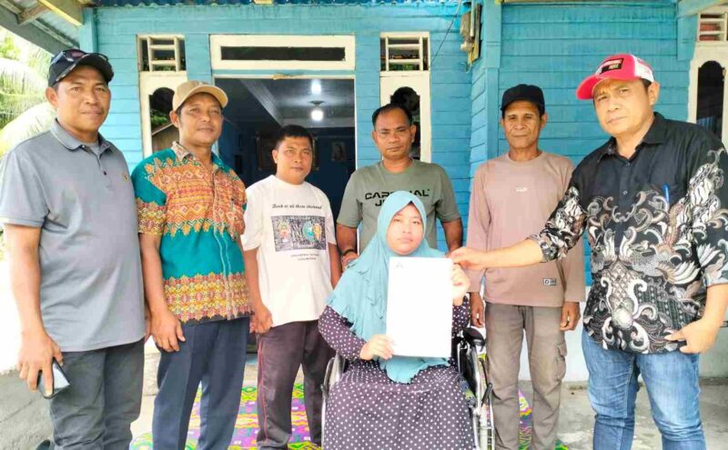 Ketua KPA Wilayah Simeulue Tgk. Hermansyah beserta jajarannya saat menyerahkan bantuan Kursi Roda di Desa ujung tinggi. (Foto: Dok, AgusMuliadi/Acehnow).