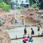 Anggota TNI dan warga melakukan pemasangan terucuk untuk persiapan pondasi abutmen jembatan beton di Desa Sulum, Kabupaten Aceh Tamiang, Kamis (9/10/2026). Foto: Dok. Istimewa