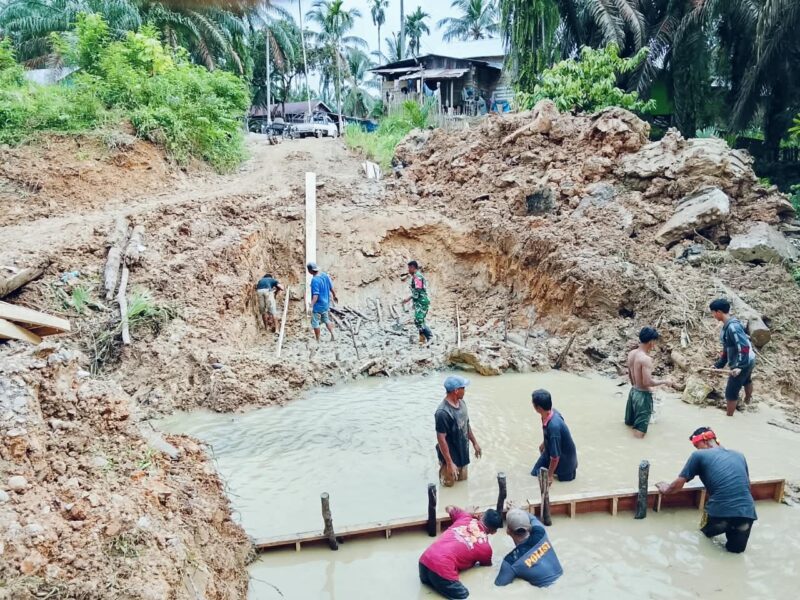 Anggota TNI dan warga melakukan pemasangan terucuk untuk persiapan pondasi abutmen jembatan beton di Desa Sulum, Kabupaten Aceh Tamiang, Kamis (9/10/2026). Foto: Dok. Istimewa 