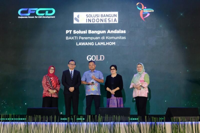 General Affairs & Community Relation Manager Solusi Bangun Andalas, Tafaul Rijal menerima penghargaan Perempuan Berbakti 2026 peringkat Gold. Foto: Dok. Istimewa 