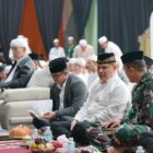 Perwakilan Polda Aceh bersama ulama dan tamu undangan menghadiri pembukaan Muzakarah Internasional Ulama Tauhid Sufi Ke-II di Banda Aceh, Jumat malam (9/10/2026). Foto: Dok. Istimewa 