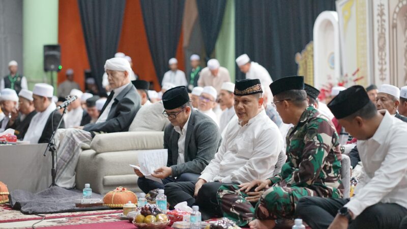 Perwakilan Polda Aceh bersama ulama dan tamu undangan menghadiri pembukaan Muzakarah Internasional Ulama Tauhid Sufi Ke-II di Banda Aceh, Jumat malam (9/10/2026). Foto: Dok. Istimewa 