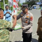 Muspika Kecamatan Bandar Dua menyerahkan kue ulang tahun kepada jajaran Koramil 20 Bandar Dua dalam rangka memperingati HUT ke-81 TNI, Senin (5/10/2026). Foto: Dok. Istimewa