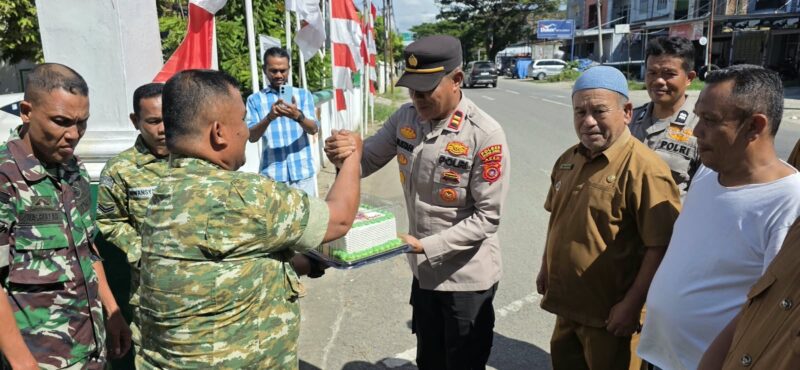 Muspika Kecamatan Bandar Dua menyerahkan kue ulang tahun kepada jajaran Koramil 20 Bandar Dua dalam rangka memperingati HUT ke-81 TNI, Senin (5/10/2026). Foto: Dok. Istimewa 
