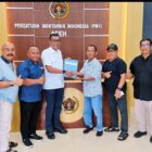 T. Haris Fadhillah bersama panitia Konferprov dan tim pemenangan berfoto bersama usai penyerahan berkas pendaftaran bakal calon Ketua PWI Aceh periode 2026–2031 di Sekretariat PWI Aceh, Banda Aceh, Sabtu (10/10/2026). Foto: Dok. Panitia Konferprov PWI Aceh