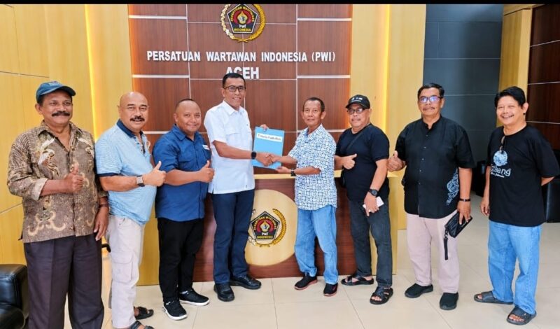 T. Haris Fadhillah bersama panitia Konferprov dan tim pemenangan berfoto bersama usai penyerahan berkas pendaftaran bakal calon Ketua PWI Aceh periode 2026–2031 di Sekretariat PWI Aceh, Banda Aceh, Sabtu (10/10/2026). Foto: Dok. Panitia Konferprov PWI Aceh