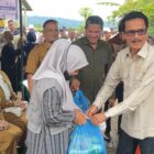 Masyarakat membeli sejumlah kebutuhan pokok dalam kegiatan Gerakan Pangan Murah yang digelar Pemerintah Aceh bersama Pemkab Pidie Jaya dan Bulog di Bandar Dua, Selasa (6/10/2026). Foto: Dok. Istimewa