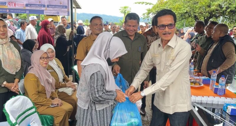 Masyarakat membeli sejumlah kebutuhan pokok dalam kegiatan Gerakan Pangan Murah yang digelar Pemerintah Aceh bersama Pemkab Pidie Jaya dan Bulog di Bandar Dua, Selasa (6/10/2026). Foto: Dok. Istimewa 