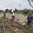 Personel TNI bersama warga bergotong royong menyiapkan material untuk pembangunan Jembatan Gantung Perintis yang diharapkan mempermudah akses masyarakat menuju kawasan perkebunan di Desa Buah Pala, Aceh Tenggara, Rabu (7/10/2026). Foto: Dok. Istimewa