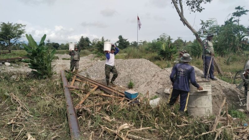 Personel TNI bersama warga bergotong royong menyiapkan material untuk pembangunan Jembatan Gantung Perintis yang diharapkan mempermudah akses masyarakat menuju kawasan perkebunan di Desa Buah Pala, Aceh Tenggara, Rabu (7/10/2026). Foto: Dok. Istimewa 