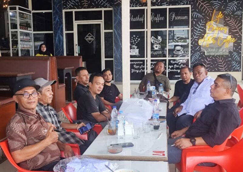 Ketua SMSI Aceh Utara Hasanuddin bersama pengurus dan anggota saat mengikuti rapat koordinasi perdana di Kafe SPBU Teupin Punti, Kecamatan Syamtalira Aron, Minggu (11/10/2026). Foto: Dok. SMSI Aceh Utara