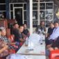 Ketua SMSI Aceh Utara Hasanuddin bersama pengurus dan anggota saat mengikuti rapat koordinasi perdana di Kafe SPBU Teupin Punti, Kecamatan Syamtalira Aron, Minggu (11/10/2026). Foto: Dok. SMSI Aceh Utara