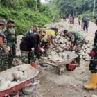 Kegiatan Karya Bakti Kodim 0108/Agara bersama masyarakat dalam memperbaiki jembatan yang menjadi akses warga Desa Lawe Sikap, Kecamatan Babussalam, Aceh Tenggara, Sabtu (3/10/2026). Foto: Dok. Istimewa