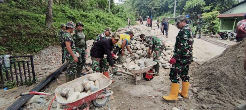 Kegiatan Karya Bakti Kodim 0108/Agara bersama masyarakat dalam memperbaiki jembatan yang menjadi akses warga Desa Lawe Sikap, Kecamatan Babussalam, Aceh Tenggara, Sabtu (3/10/2026). Foto: Dok. Istimewa 