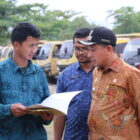 Bupati Pidie Jaya H. Sibral Malasyi mendorong percepatan rehabilitasi dan rekonstruksi melalui optimalisasi penggunaan alat berat di sejumlah sektor terdampak, Kamis (15/10/2026). Foto: Dok. Istimewa