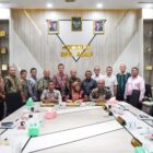 Direktur Utama Bank Aceh Fadhil Ilyas bersama anggota Komisi III DPRA dan jajaran Bank Aceh berfoto bersama setelah rapat kerja membahas kontribusi Bank Aceh terhadap pendapatan dan perekonomian Aceh. Foto: Dok. Istimewa