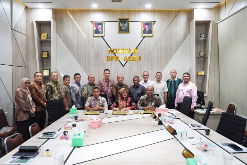 Direktur Utama Bank Aceh Fadhil Ilyas bersama anggota Komisi III DPRA dan jajaran Bank Aceh berfoto bersama setelah rapat kerja membahas kontribusi Bank Aceh terhadap pendapatan dan perekonomian Aceh. Foto: Dok. Istimewa 