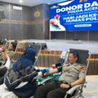Personel dan peserta mengikuti kegiatan donor darah yang diselenggarakan Bidhumas Polda Aceh dalam rangka HUT ke-75 Humas Polri, Selasa (20/10/2026). Foto: Dok. Istimewa 