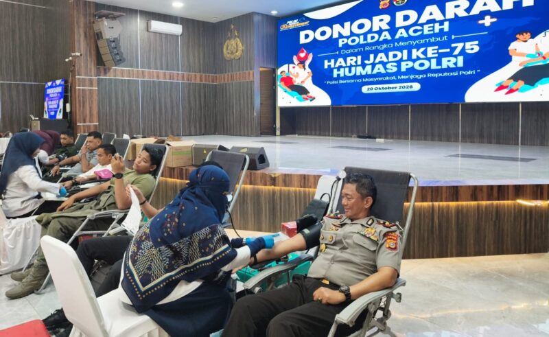 Personel dan peserta mengikuti kegiatan donor darah yang diselenggarakan Bidhumas Polda Aceh dalam rangka HUT ke-75 Humas Polri, Selasa (20/10/2026). Foto: Dok. Istimewa 