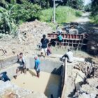 Pembangunan jembatan beton di Desa Sulum, Kecamatan Sekerak, Kabupaten Aceh Tamiang, yang dilaksanakan Kodim 0117/Aceh Tamiang telah mencapai progres 30 persen, Rabu (14/10/2026). Foto: Dok. Istimewa
