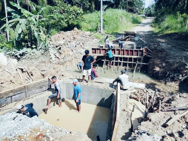 Pembangunan jembatan beton di Desa Sulum, Kecamatan Sekerak, Kabupaten Aceh Tamiang, yang dilaksanakan Kodim 0117/Aceh Tamiang telah mencapai progres 30 persen, Rabu (14/10/2026). Foto: Dok. Istimewa 