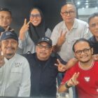 Tim Pemenangan Nasir Nurdin foto bersama dengan Ketua SPS Aceh, Mukhtaruddin Usman; Ketua Asosiasi Media Siber Indonesia (AMSI) Aceh, Aryos Nivada dan Ketua Forum Pimred Multimedia Indonesia-Aceh,
Muhammad Saleh seusai konferensi pers di Posko Pemenangan, REX Premium Peunayong, Banda Aceh, Sabtu (17/10/2026). Foto: Dok. Istimewa