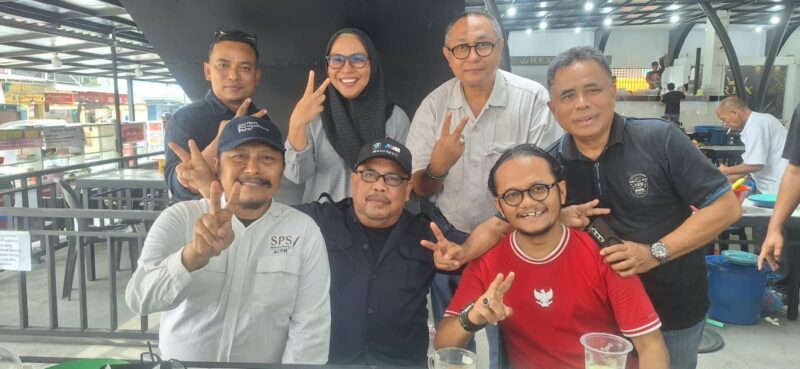 Tim Pemenangan Nasir Nurdin foto bersama dengan Ketua SPS Aceh, Mukhtaruddin Usman; Ketua Asosiasi Media Siber Indonesia (AMSI) Aceh, Aryos Nivada dan Ketua Forum Pimred Multimedia Indonesia-Aceh,
Muhammad Saleh seusai konferensi pers di Posko Pemenangan, REX Premium Peunayong, Banda Aceh, Sabtu (17/10/2026). Foto: Dok. Istimewa 