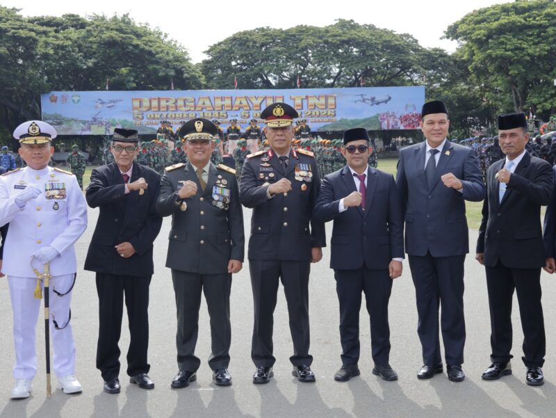 Wakapolda Aceh Brigjen Pol. Ari Wahyu Widodo menghadiri upacara peringatan HUT ke-81 TNI di Lapangan Blang Padang, Kota Banda Aceh, Senin (5/10/2026). Foto: Dok. Istimewa 